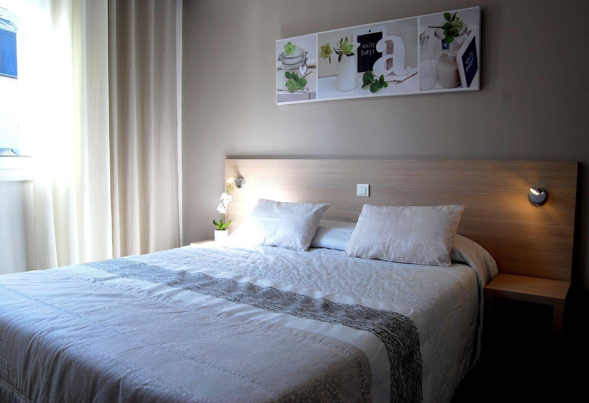 Logis Hotel Restaurant Du Midi - Rodez Centre Екстер'єр фото